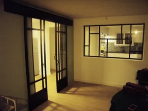 Portes coulissantes et verrière décorative.