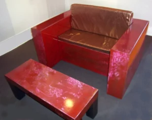 "Cube" fauteuil 2 places avec table basse. Métal brossé vernis, coussin en tissus.