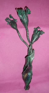 3 fleurs enlacées, tout en métal réalisé à chaud