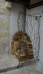 Cloison en fer forgé décorative pour ranger le bois