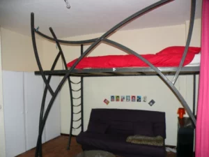 Pour placer un lit de façon esthétique. Structure métallique conçue et réalisée sur mesure