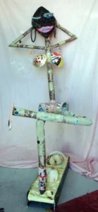 "La paresseuse" sculpture métal / émaux / tissus / coquillages