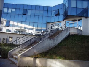 Rampe en métal peint d’accès aux bureaux