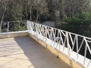 Garde corps métallique dont l'esthétique inscrit dans les lignes brisées