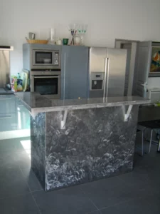 Îlot de cuisine. Métal brossé, vernis.