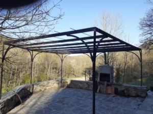 kiosque tout métal destiné à recevoir de la végétation