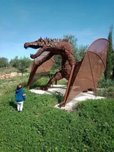 Dragon tout métal, le corps est en lames de rotovateur réalisé pour le vignoble Clos Saint Conti à Murviel les Montpellier
