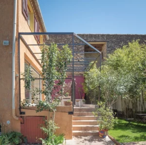 Pergola métallique à la géométrie complexe recevant de la sagne.