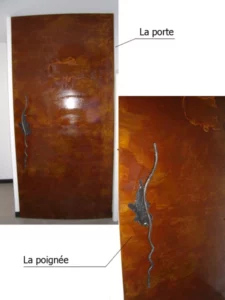 La porte et sa poignée, tout métal oxydé vernis