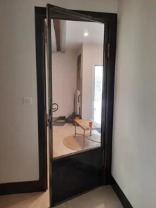 Porte d'intérieure métal verre, vernis avec contour et plinthes en métal. Vernis.